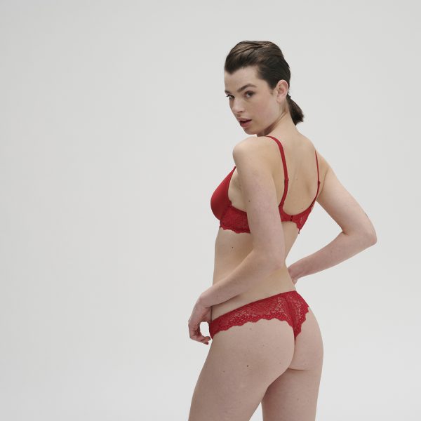 Experience elegance and comfort with Simone Pérèle's Caresse Tanga. Opaque mesh and delicate lace combine for sophistication. Simone Pérèle