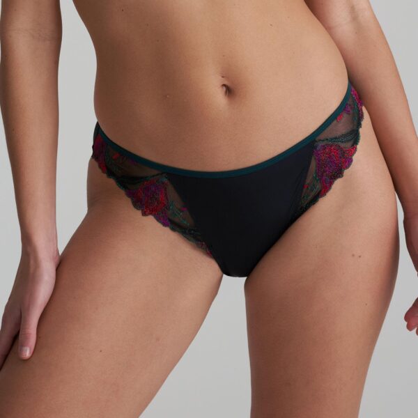 Marie Jo Yoly Brief