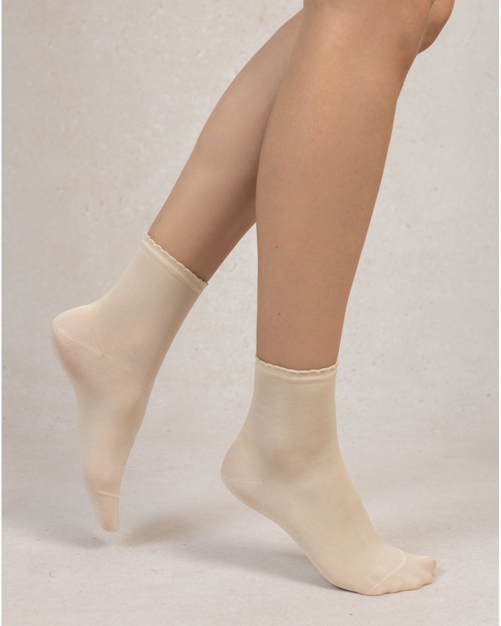 plain-short-lisle-socks-with-crinkle-trim